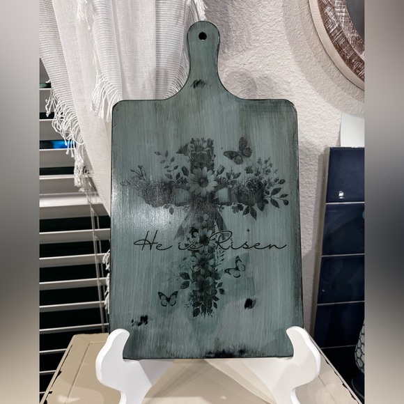 Handcrafted by the seller Cutting Board with Floral Cross Design “HE IS RISEN” - Picture 2 of 3